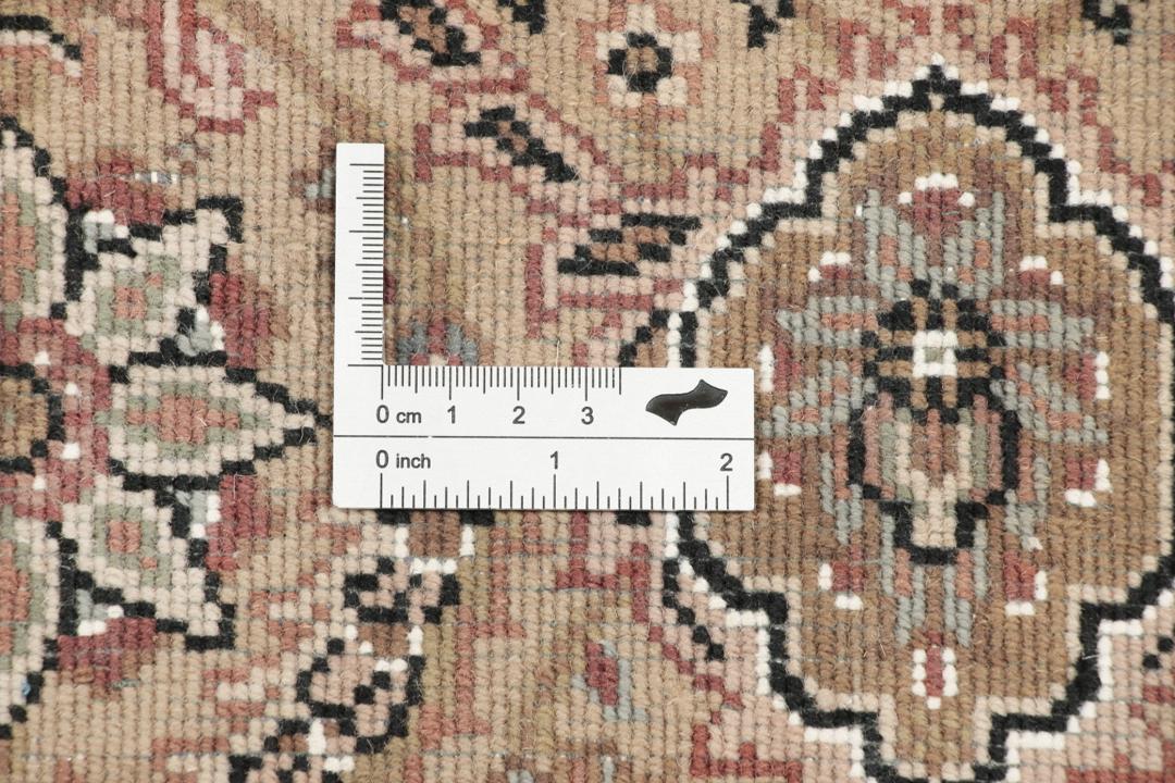 Ręcznie wiązany kwadratowy dywan Tabriz z Indii w odcieniach brązu i beżu