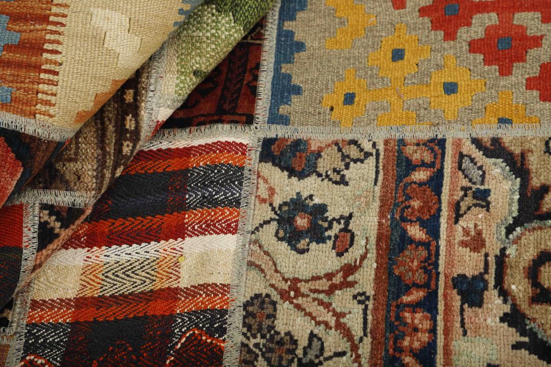 Tapis Patchwork Kelim au design multicolore, originaire du Moyen-Orient.