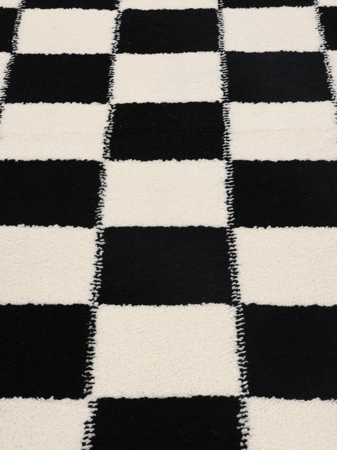 
    Luca Chess - Sort / Råhvid - 50 x 67 cm
  