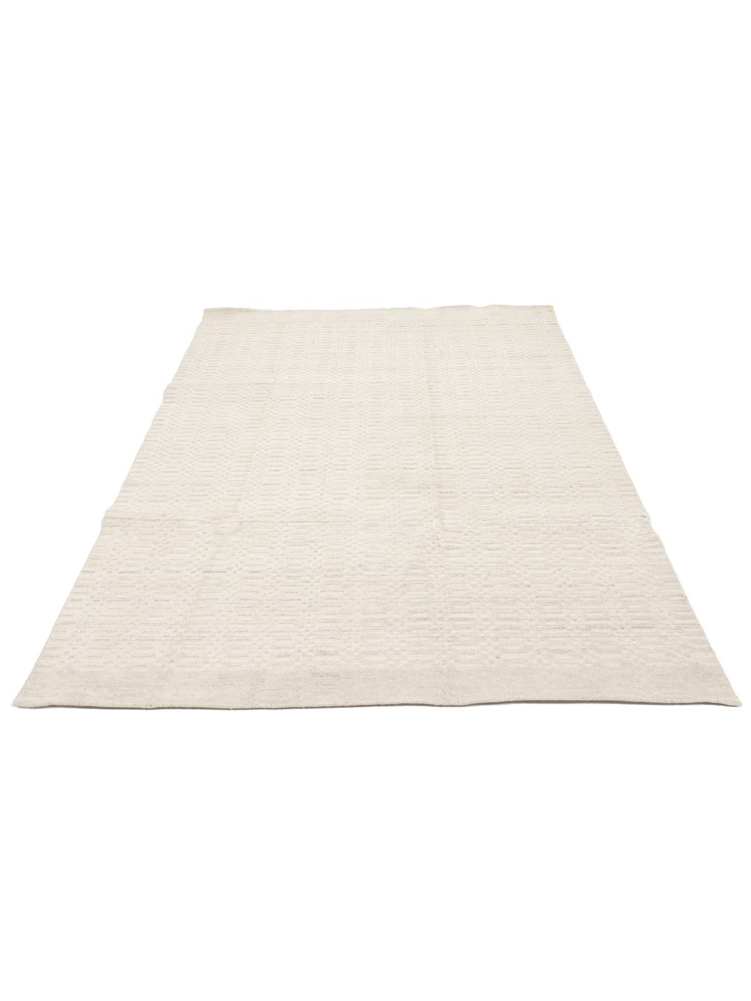 Beige tapijt met subtiel textuurpatroon en minimalistisch design
