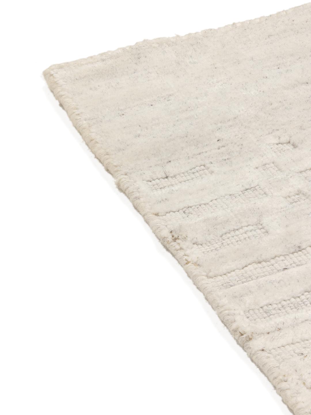 Beige tapijt met subtiel textuurpatroon en minimalistisch design