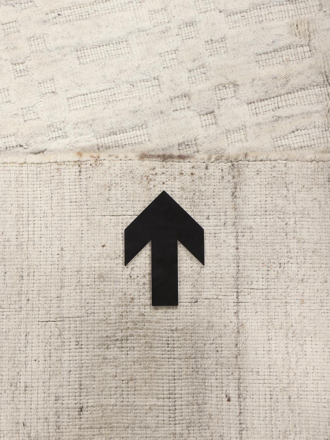 Beige tapijt met subtiel textuurpatroon en minimalistisch design