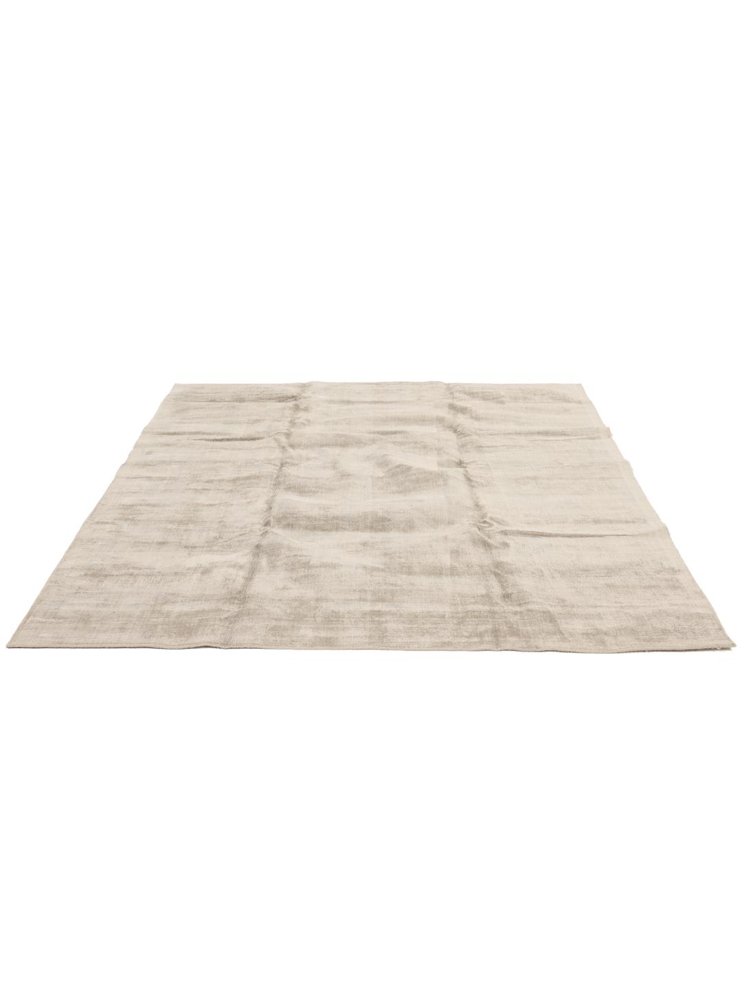 Vierkant beige tapijt met een zacht monochroom oppervlak en subtiele textuur