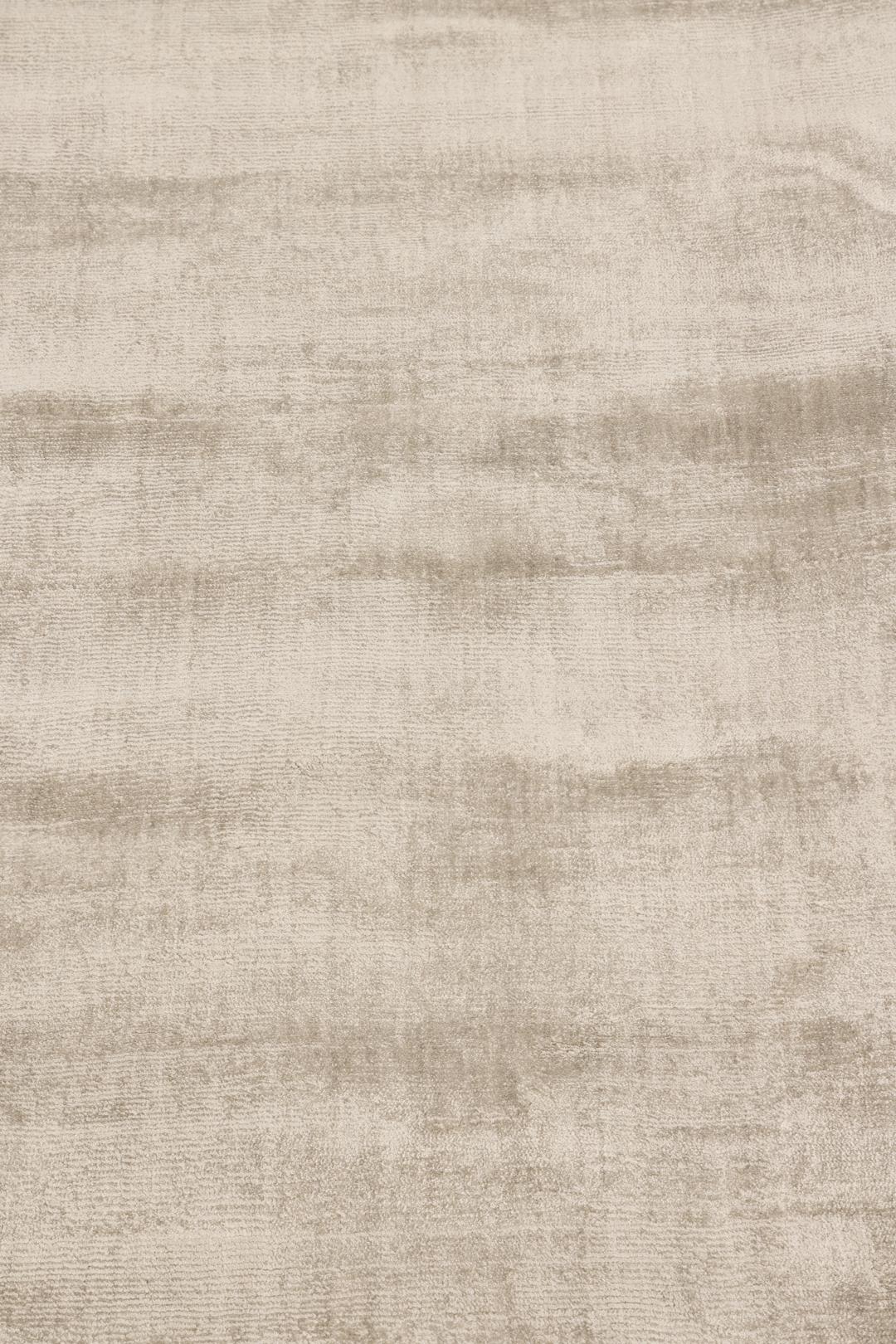 Vierkant beige tapijt met een zacht monochroom oppervlak en subtiele textuur