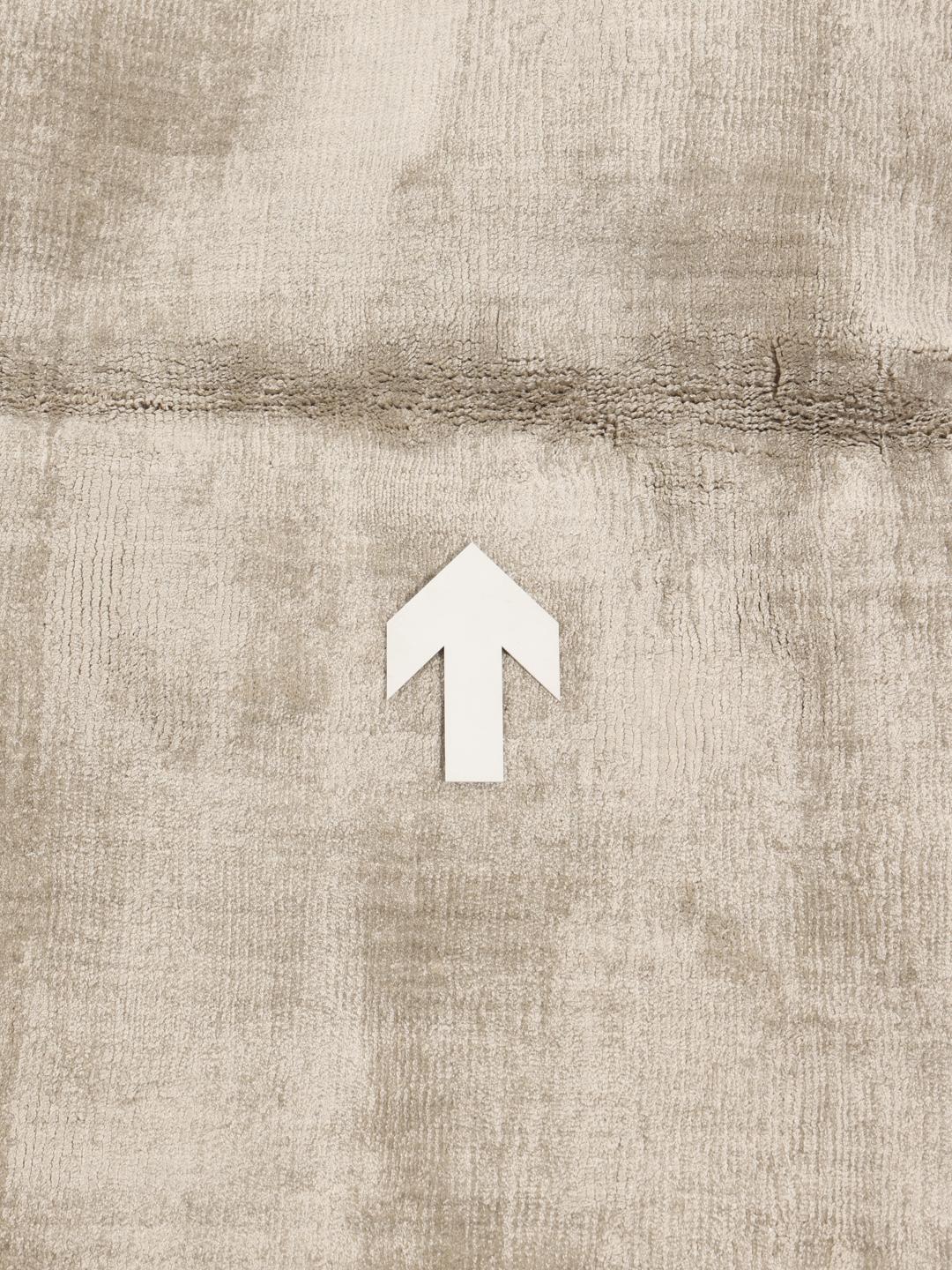 Vierkant beige tapijt met een zacht monochroom oppervlak en subtiele textuur