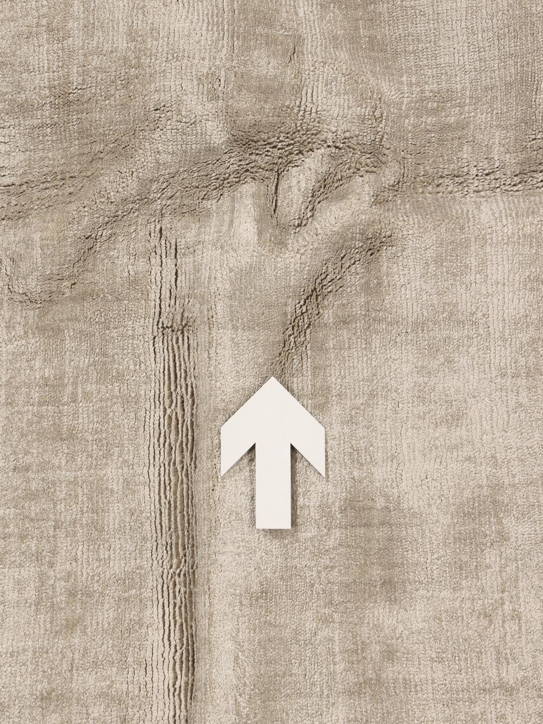 Vierkant beige tapijt met een zacht monochroom oppervlak en subtiele textuur