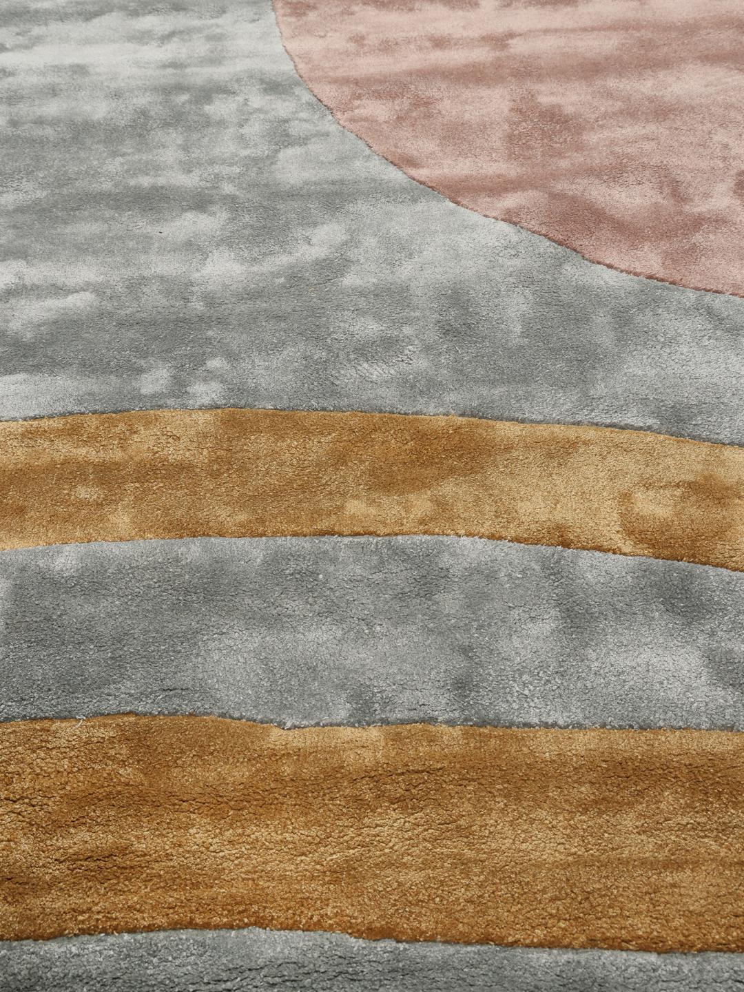 Eigentijds abstract vloerkleed met roze, grijze en gouden geometrische vormen