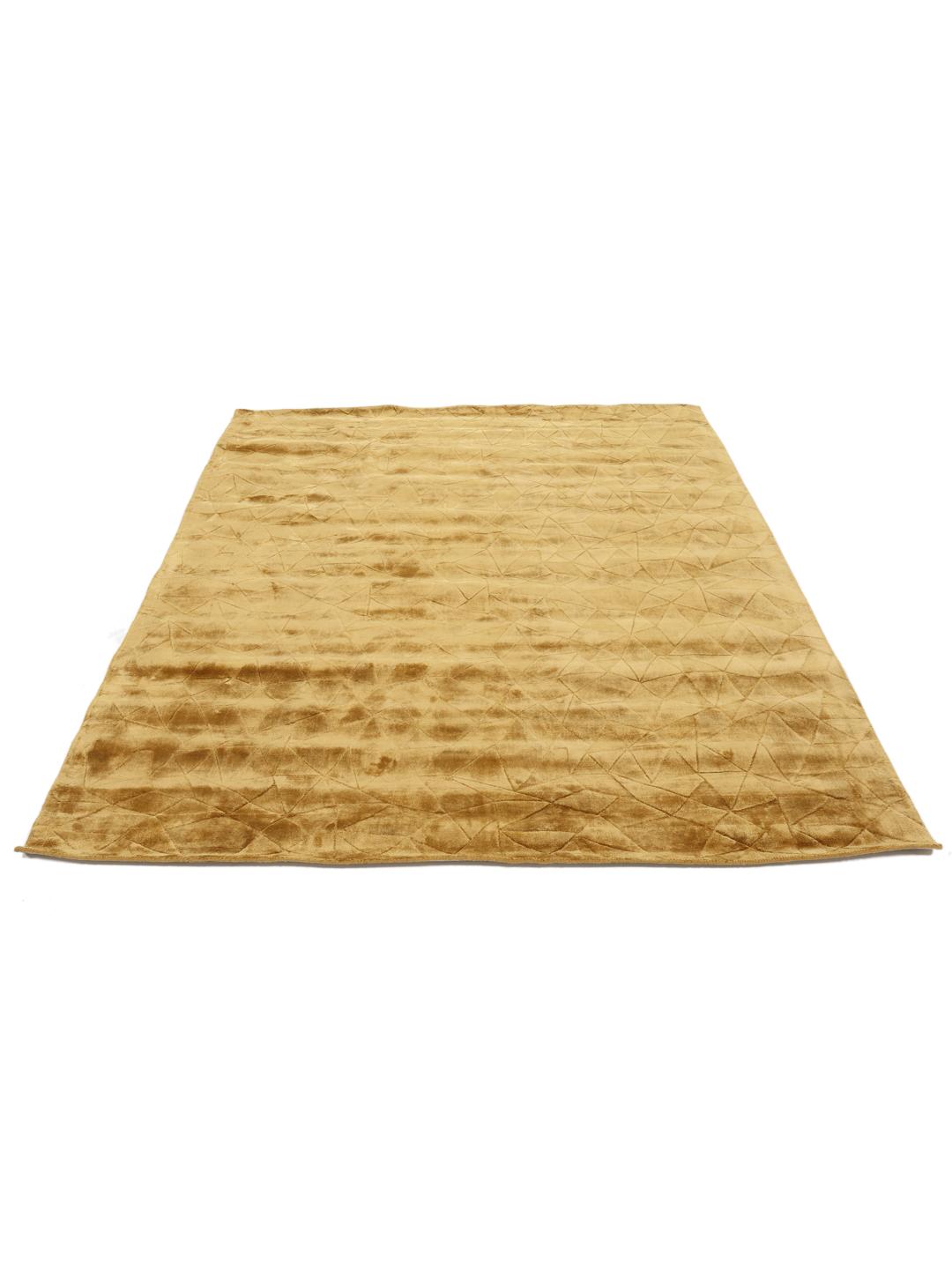 Een modern geel vloerkleed met een verfijnd geometrisch patroon.