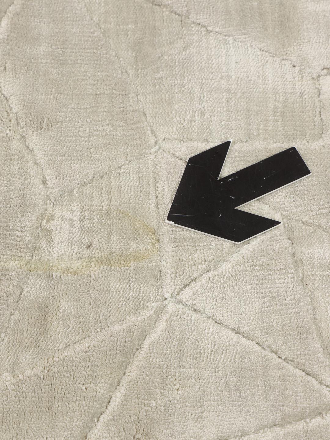 Beige tapijt met een subtiel geometrisch patroon en minimalistisch ontwerp