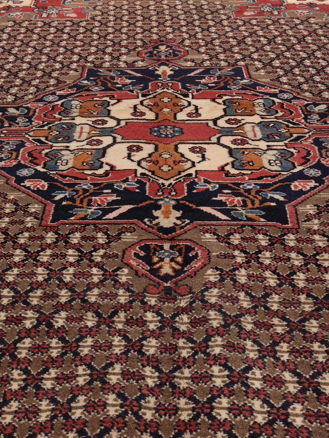 Handgeknoopt Koliai-tapijt uit het Midden-Oosten met een rood en blauw kleurenpalet