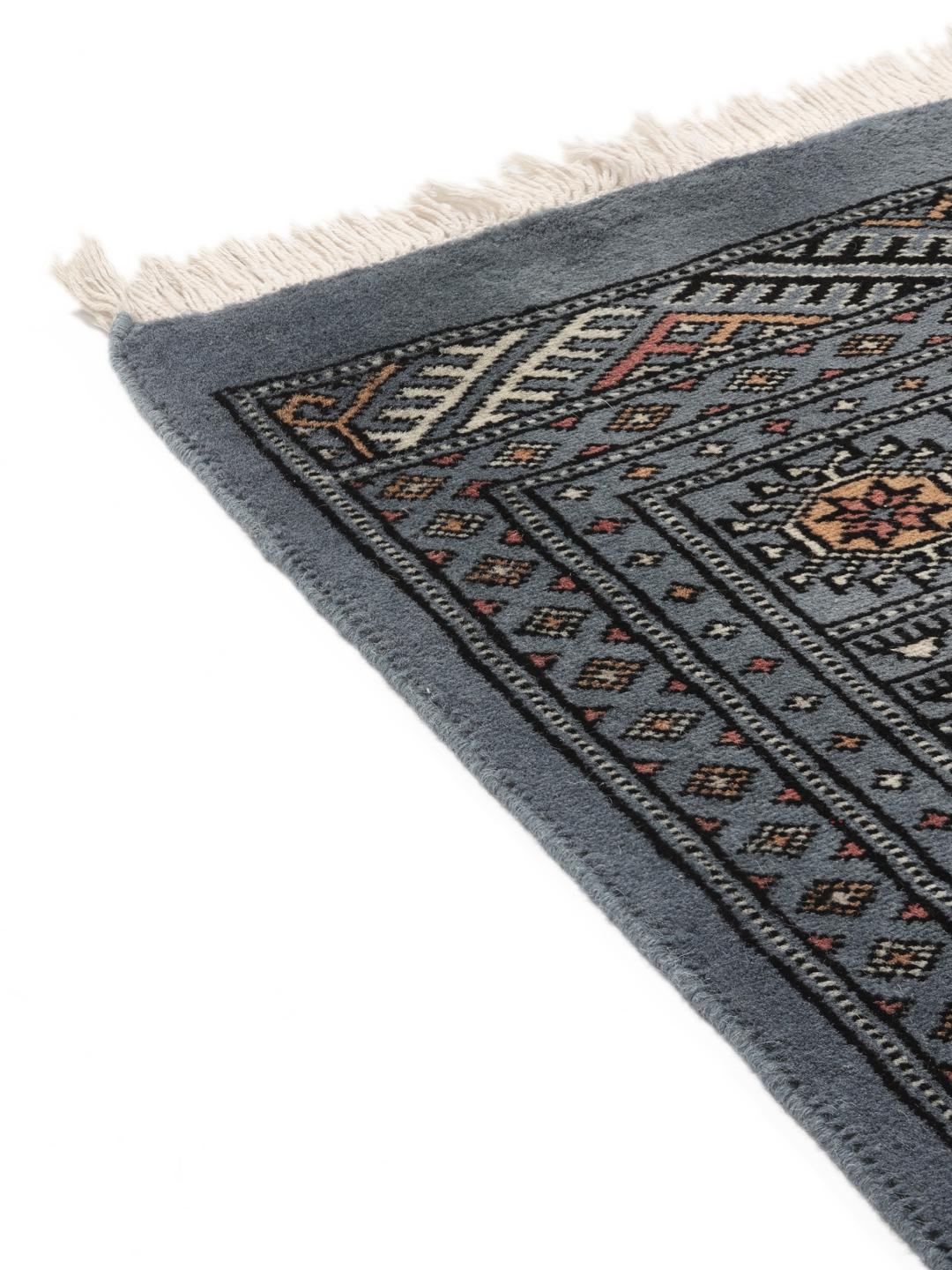 Handgeknoopt Pakistan Bokhara kleed met een blauw veld en herhalende motieven