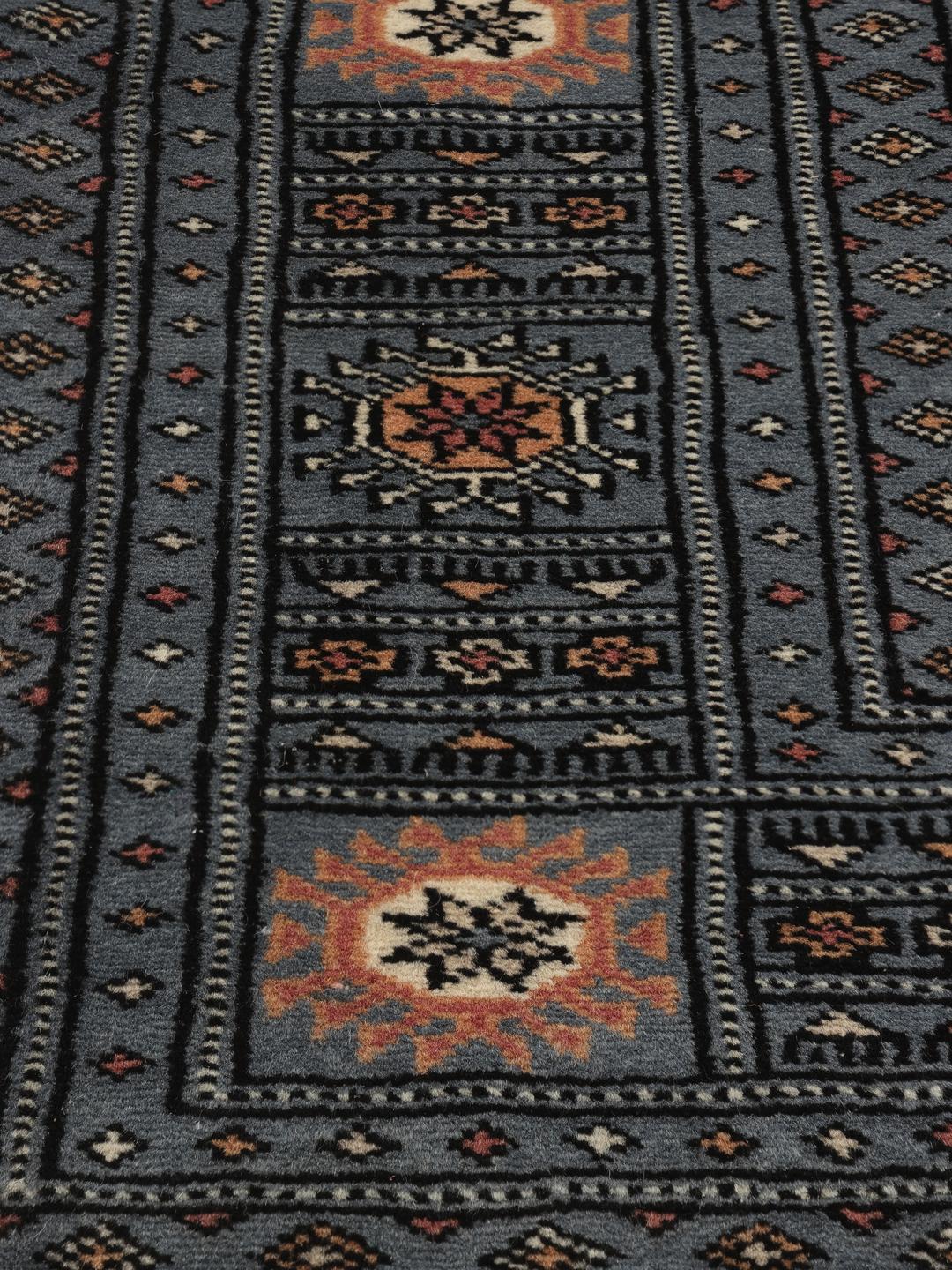 Handgeknoopt Pakistan Bokhara kleed met een blauw veld en herhalende motieven