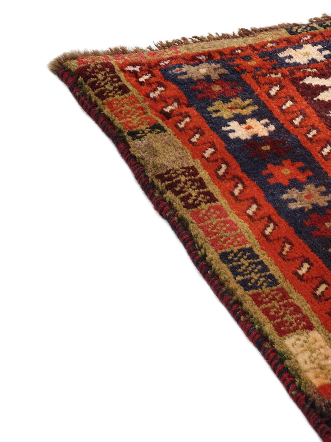 Handgeknoopt tapijt uit het Midden-Oosten in donkerrood met traditionele geometrische motieven