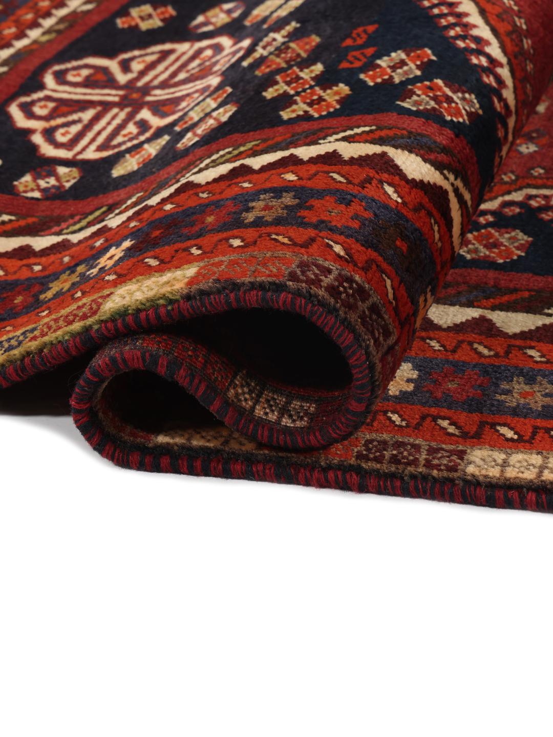 Handgeknoopt tapijt uit het Midden-Oosten in donkerrood met traditionele geometrische motieven