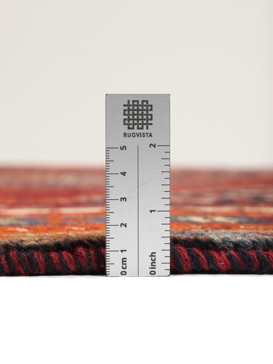 Handgeknoopt tapijt uit het Midden-Oosten in donkerrood met traditionele geometrische motieven