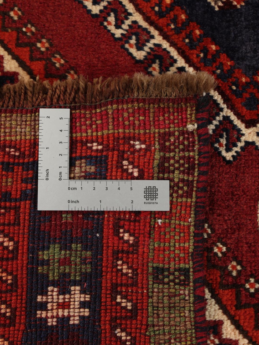 Handgeknoopt tapijt uit het Midden-Oosten in donkerrood met traditionele geometrische motieven