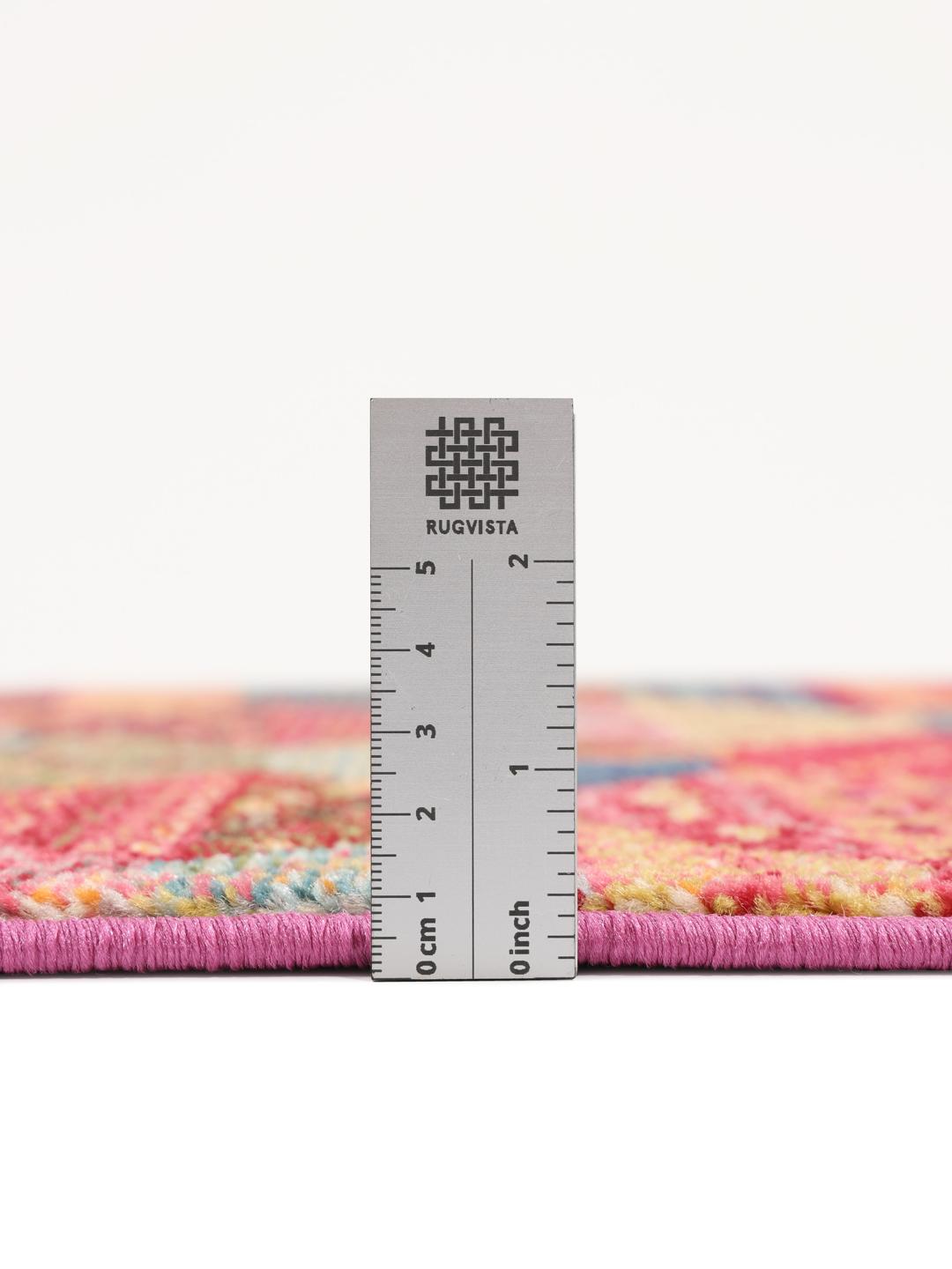 Een levendig meerkleurig tapijt met een ingewikkeld geometrisch patroon