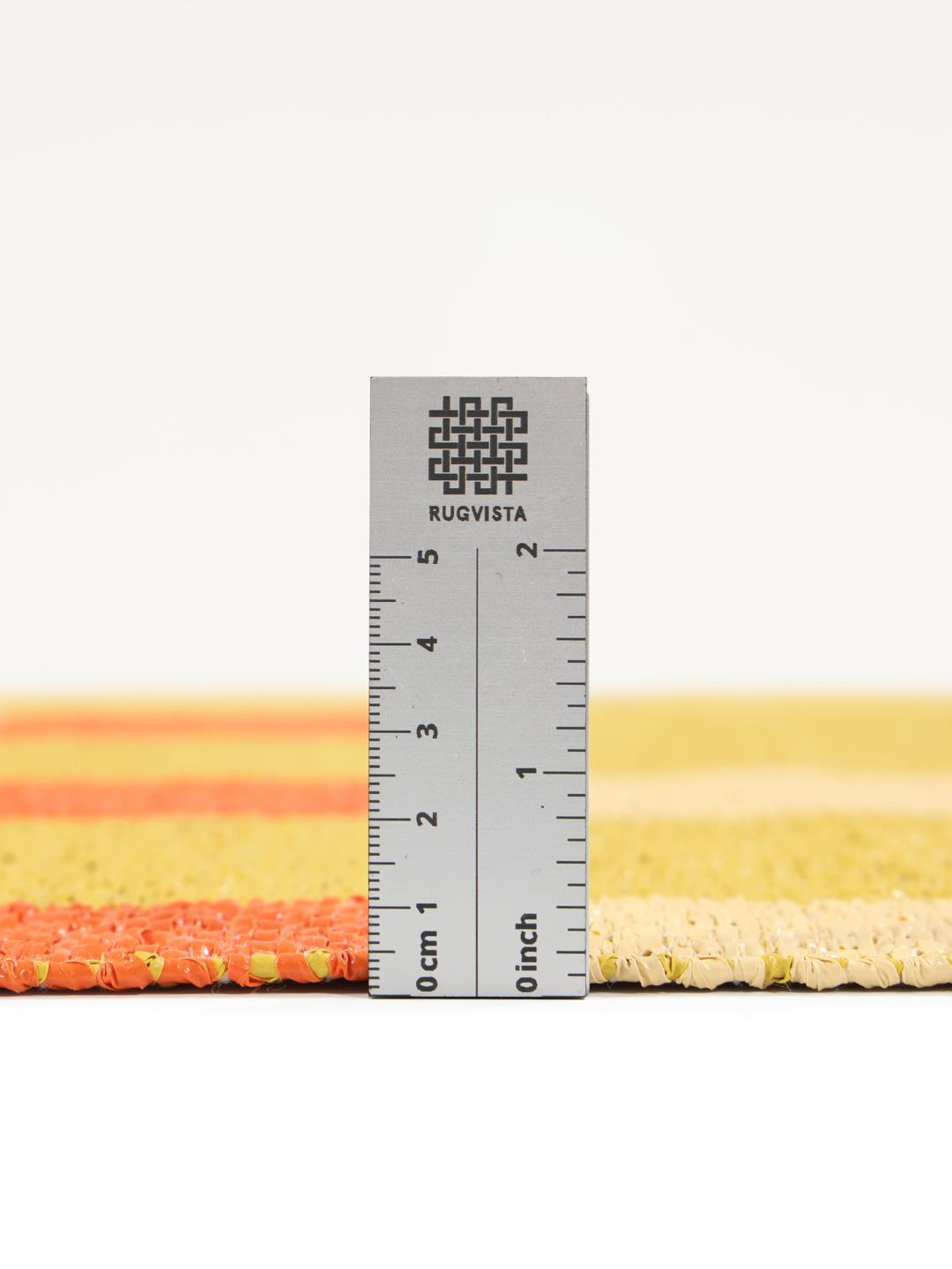Geel geweven tapijt met een geometrisch patroon