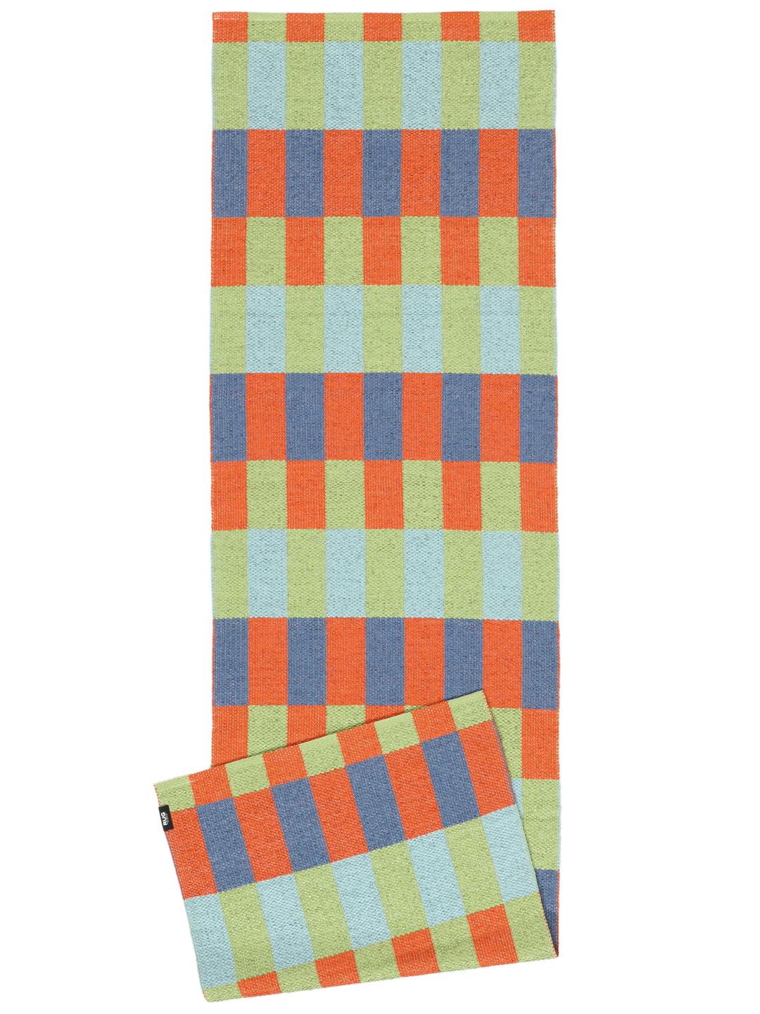 Ein lebendiger orange-blauer Läufer mit geometrischem Muster.