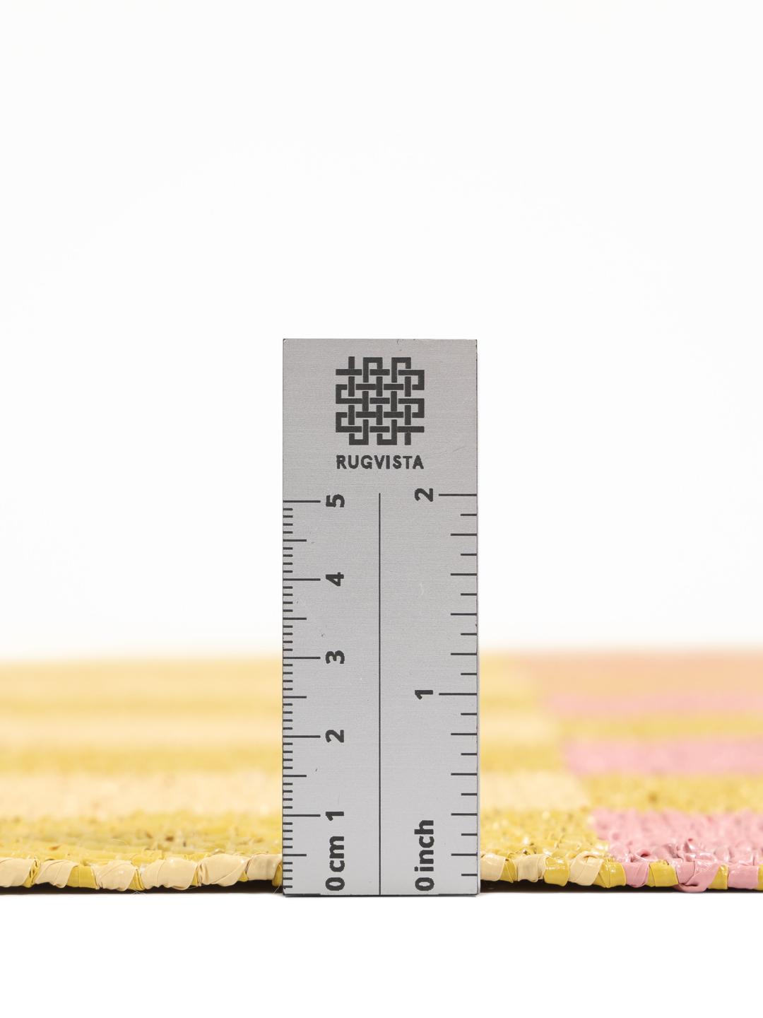 Tapis rectangulaire rose et jaune avec un motif à blocs