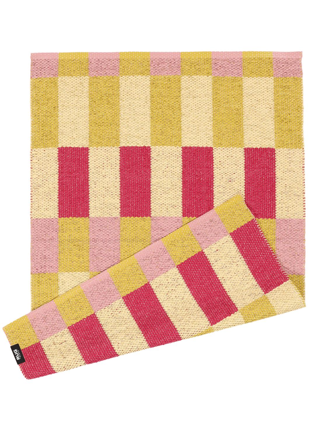 Tapis rectangulaire rose et jaune avec un motif à blocs