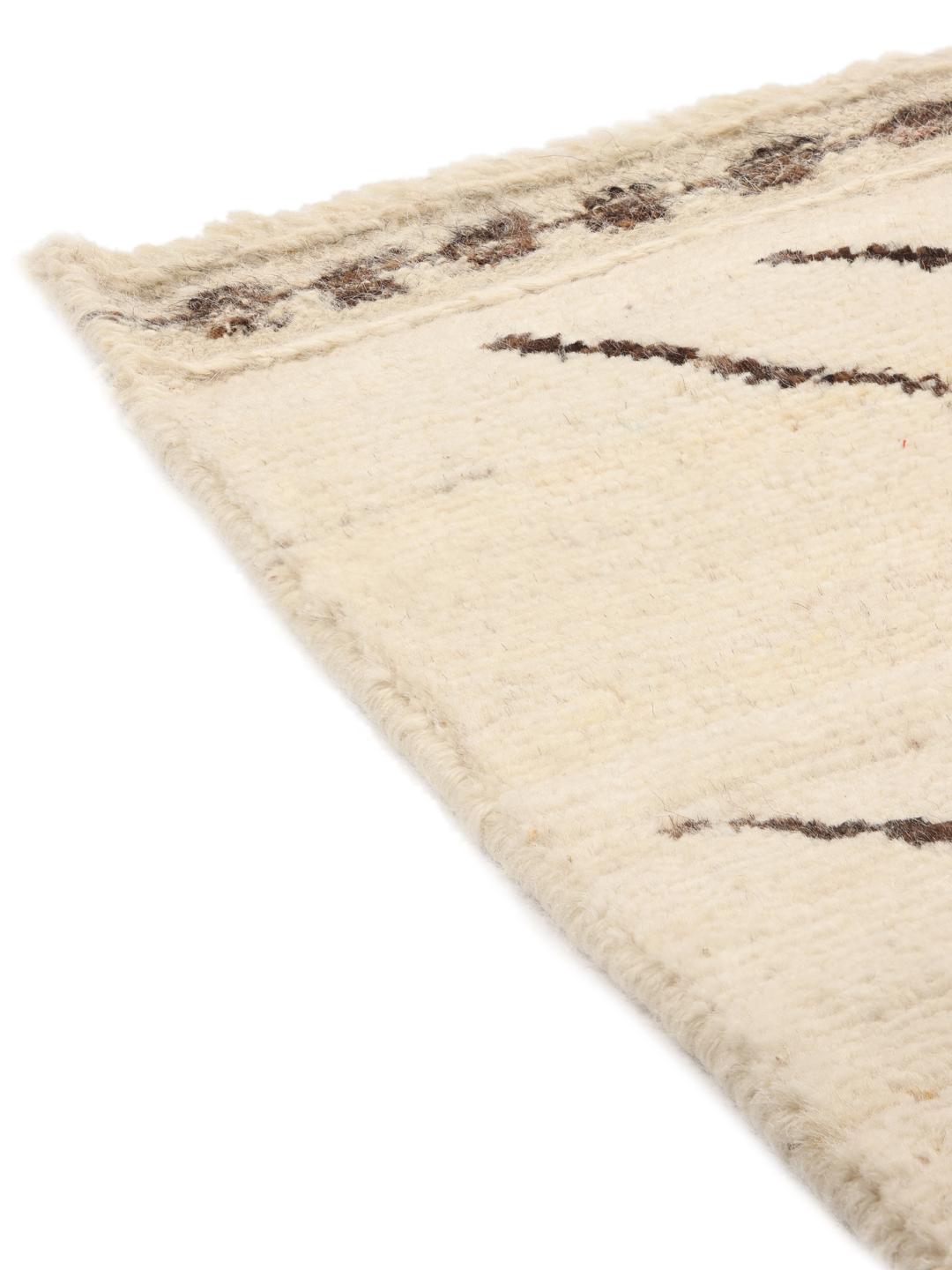 Handgeknoopt Afghaans tapijt met een neutraal beige veld en donkere geometrische lijnen