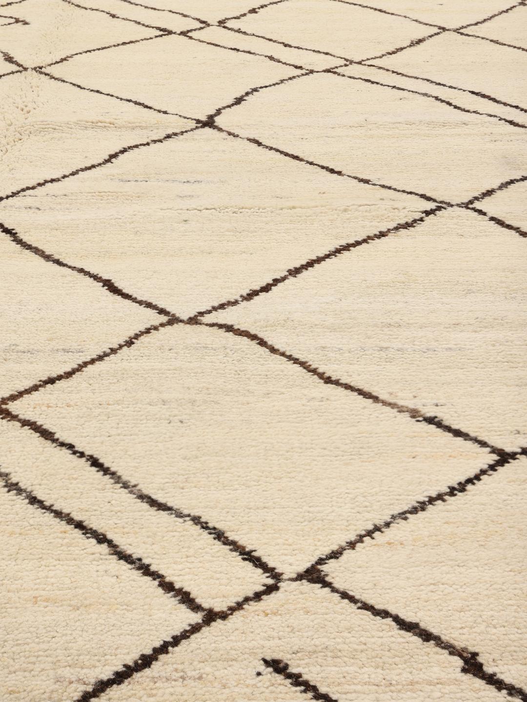 Handgeknoopt Afghaans tapijt met een neutraal beige veld en donkere geometrische lijnen