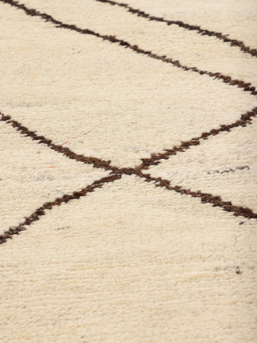 Handgeknoopt Afghaans tapijt met een neutraal beige veld en donkere geometrische lijnen