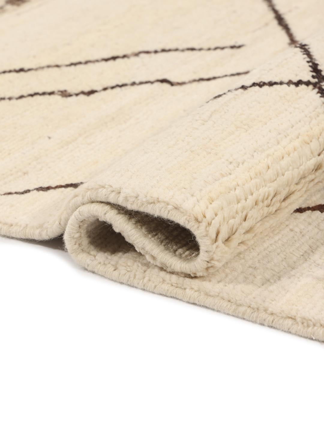 Handgeknoopt Afghaans tapijt met een neutraal beige veld en donkere geometrische lijnen