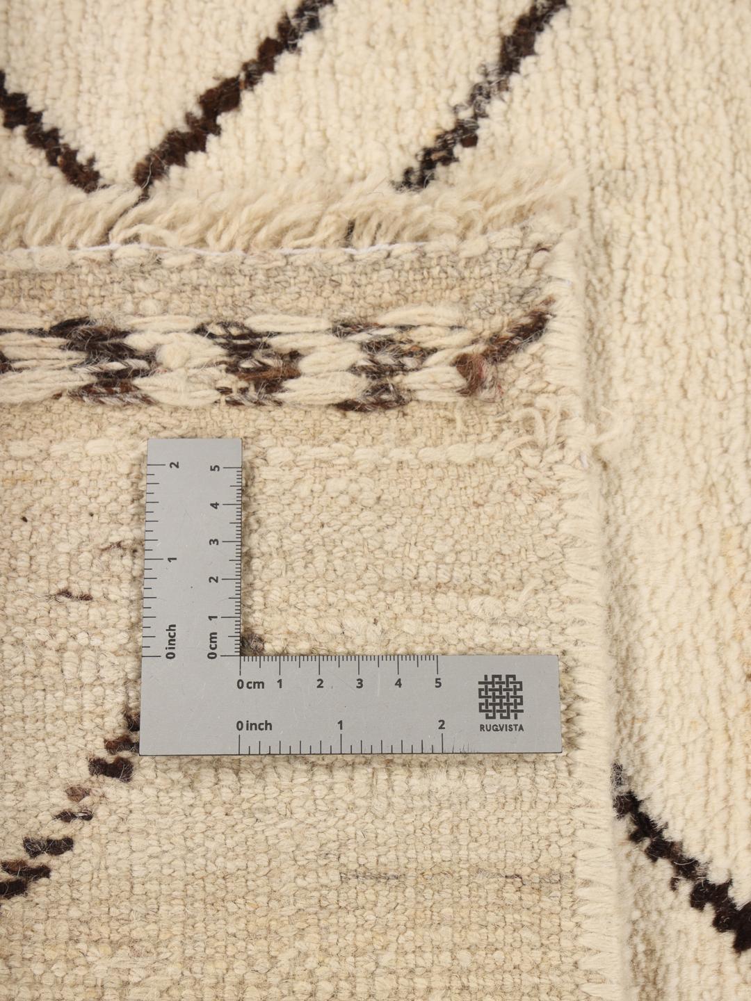 Handgeknoopt Afghaans tapijt met een neutraal beige veld en donkere geometrische lijnen