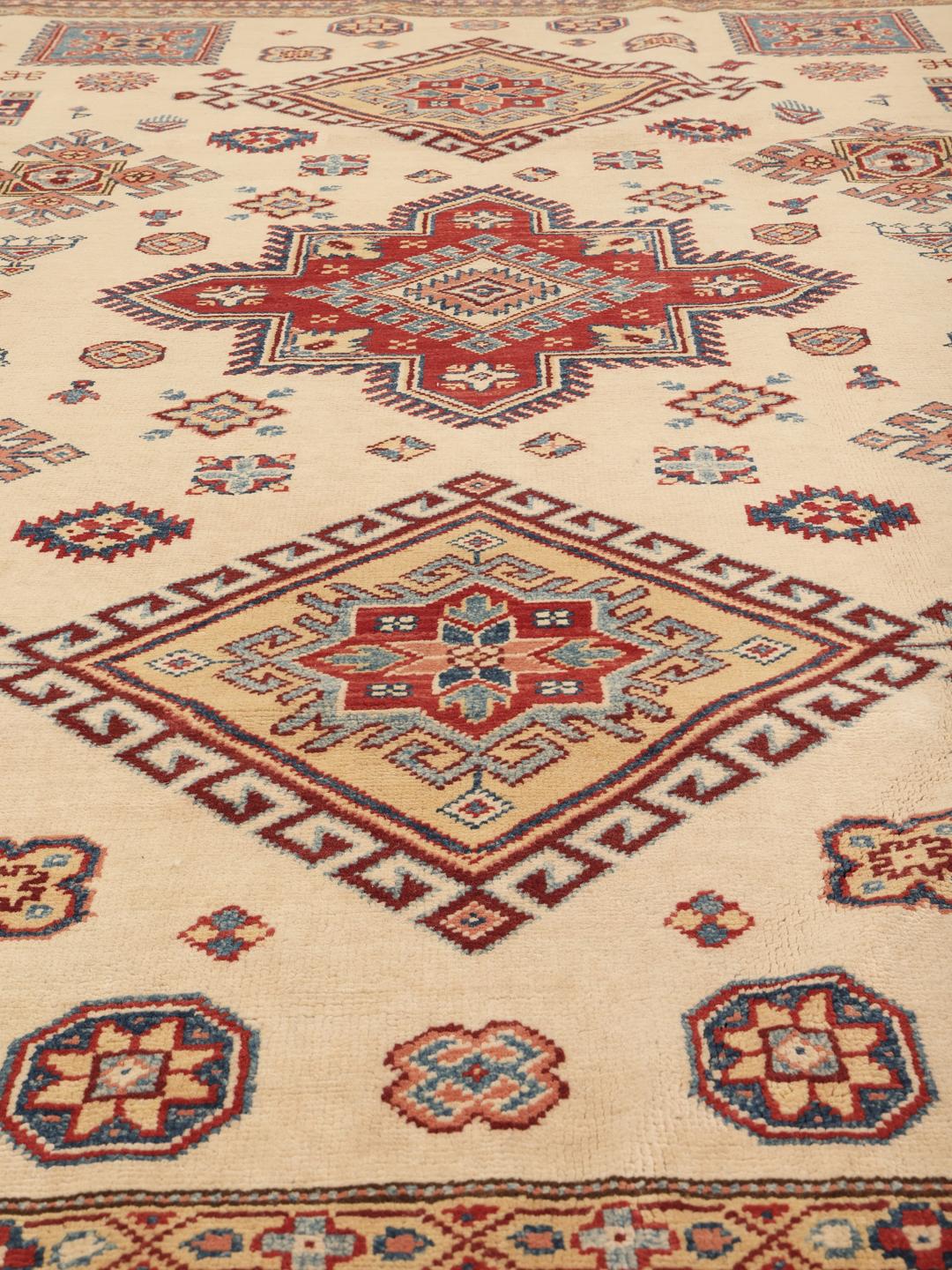Tapis Kazak afghan noué à la main avec motifs géométriques en beige et rouge