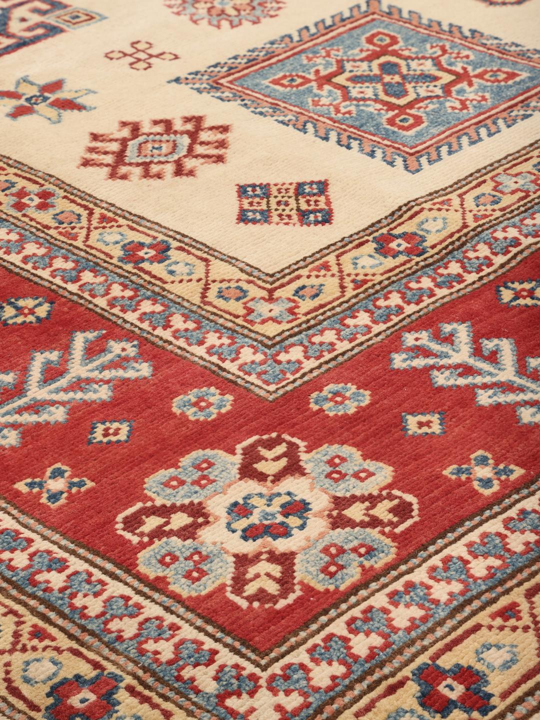 Tapis Kazak afghan noué à la main avec motifs géométriques en beige et rouge
