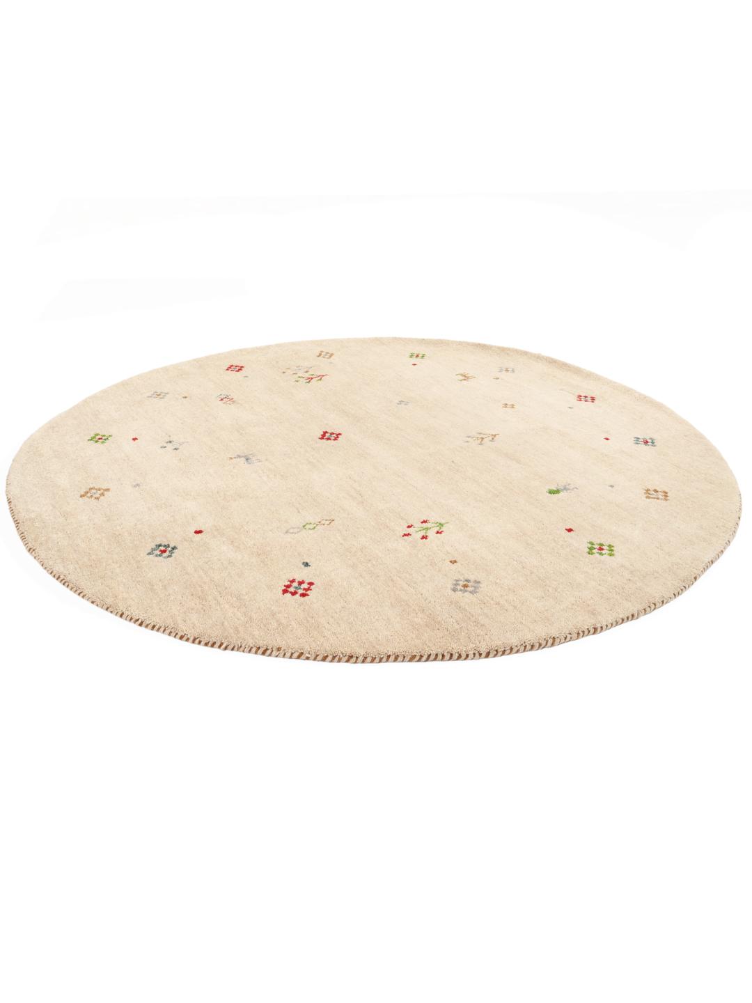 Rundt beige tæppe med små farverige motiver