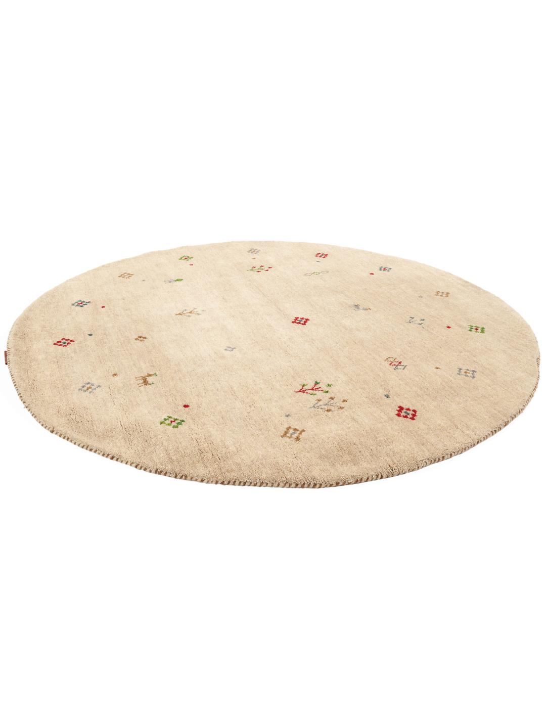 Rundt beige tæppe med små farverige motiver
