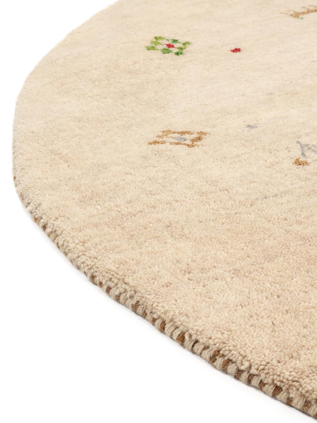 Rundt beige tæppe med små farverige motiver