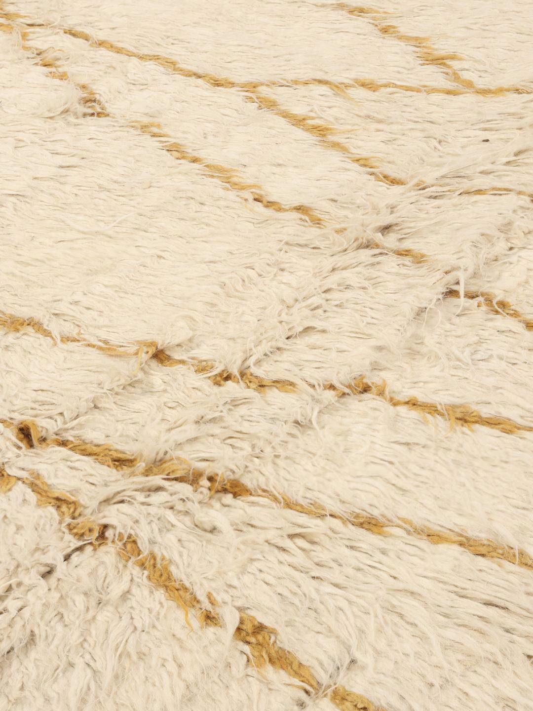 Een handgeknoopt Afghaans tapijt met een beige wollen pool en geometrische lijnen