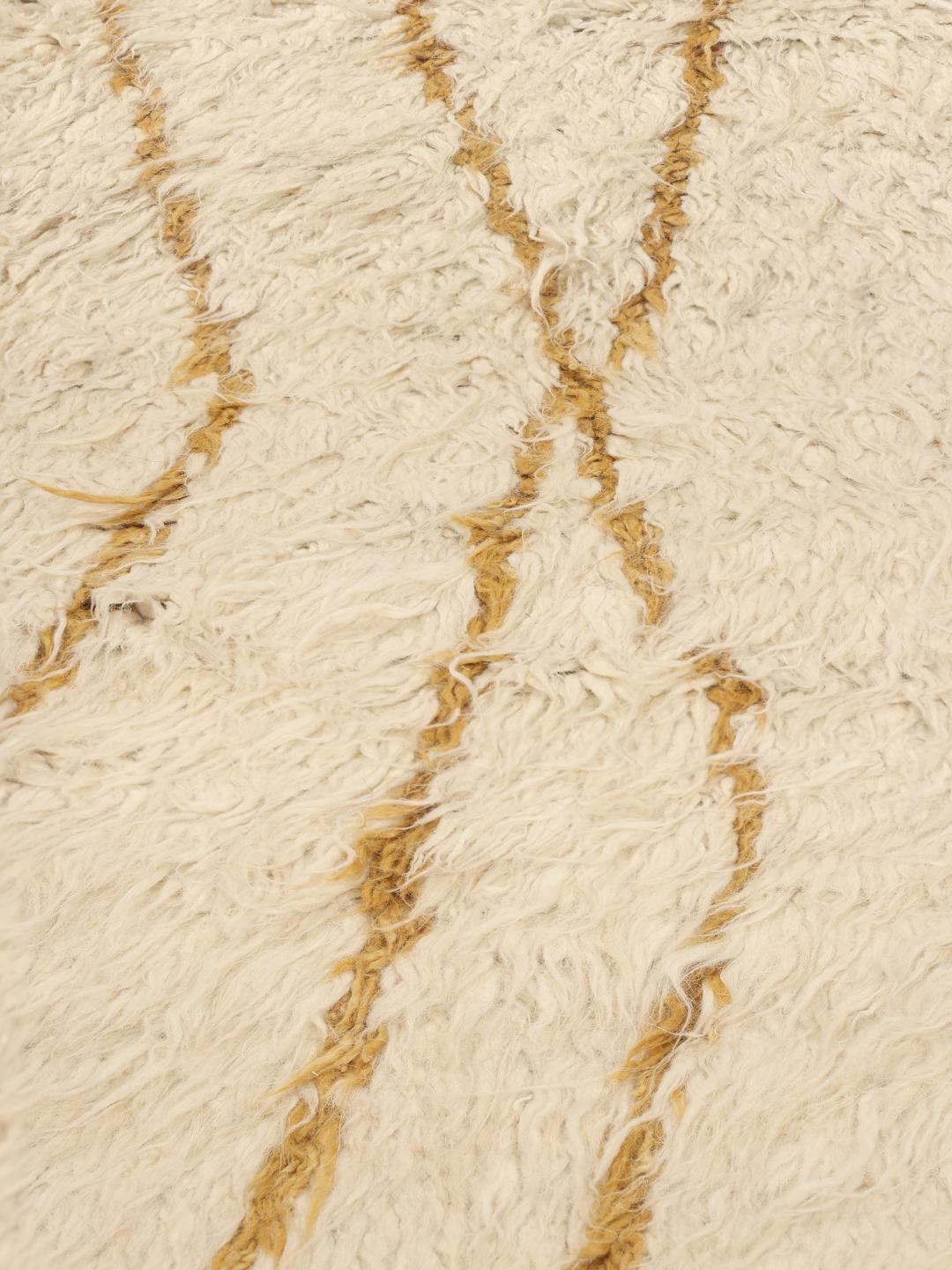 Een handgeknoopt Afghaans tapijt met een beige wollen pool en geometrische lijnen