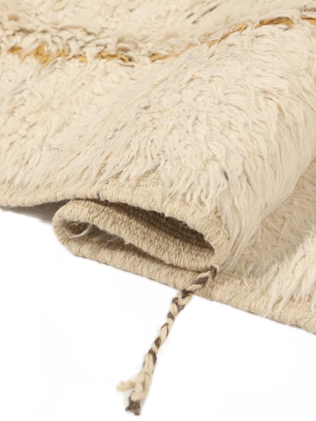 Een handgeknoopt Afghaans tapijt met een beige wollen pool en geometrische lijnen