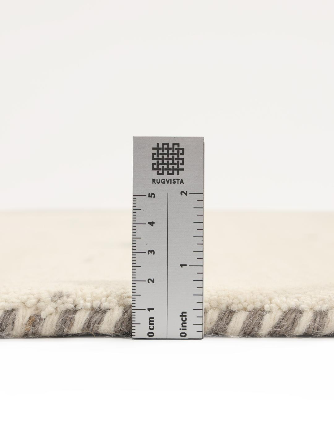 Gebroken witte handgeknoopte wollen loper met kleine decoratieve motieven