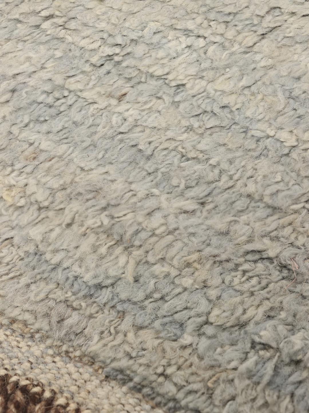 Håndknyttet afghansk tæppe i en neutral beige tone