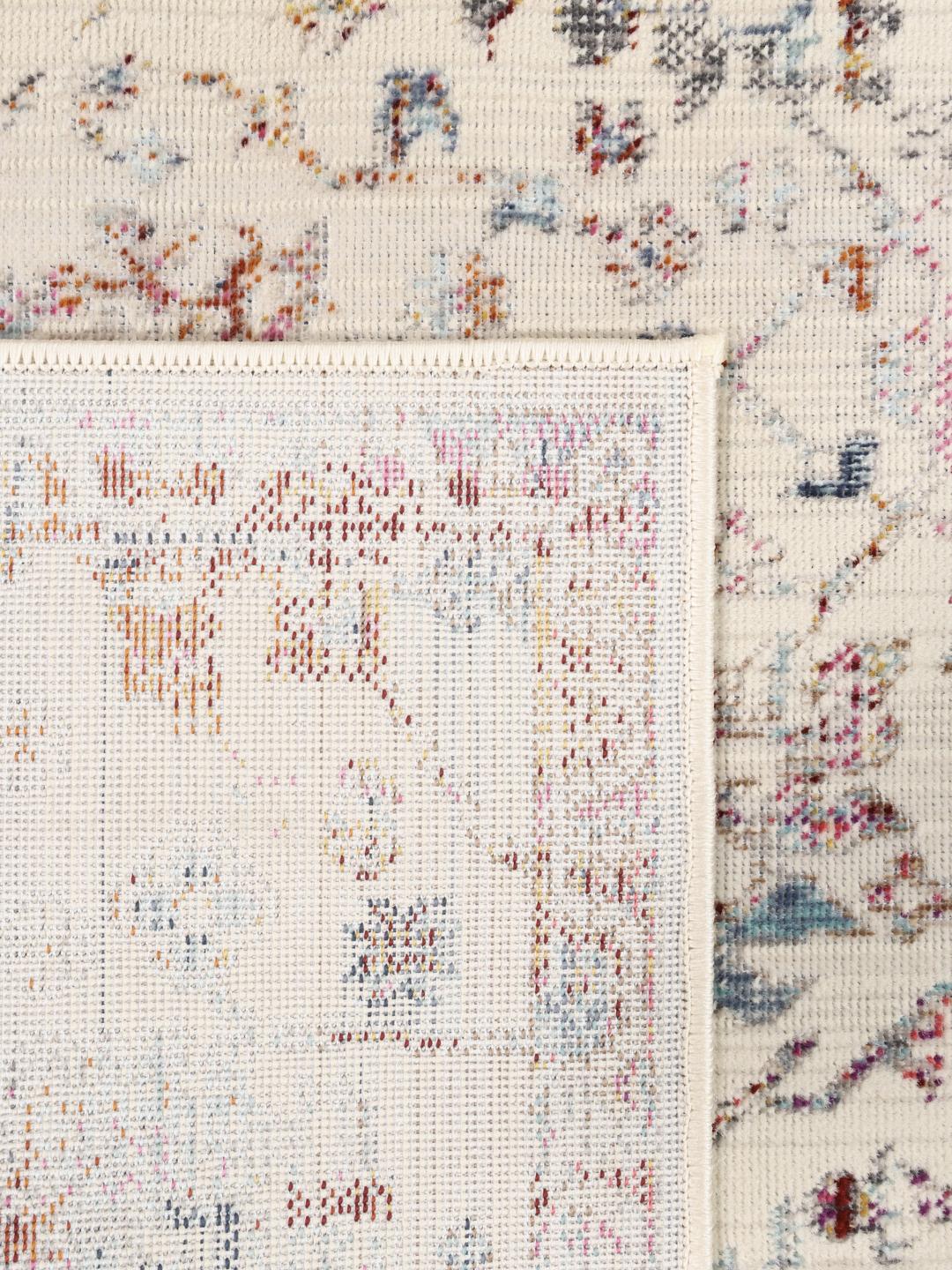 Veelkleurig tapijt met een gedetailleerd patroon en een lage pool.