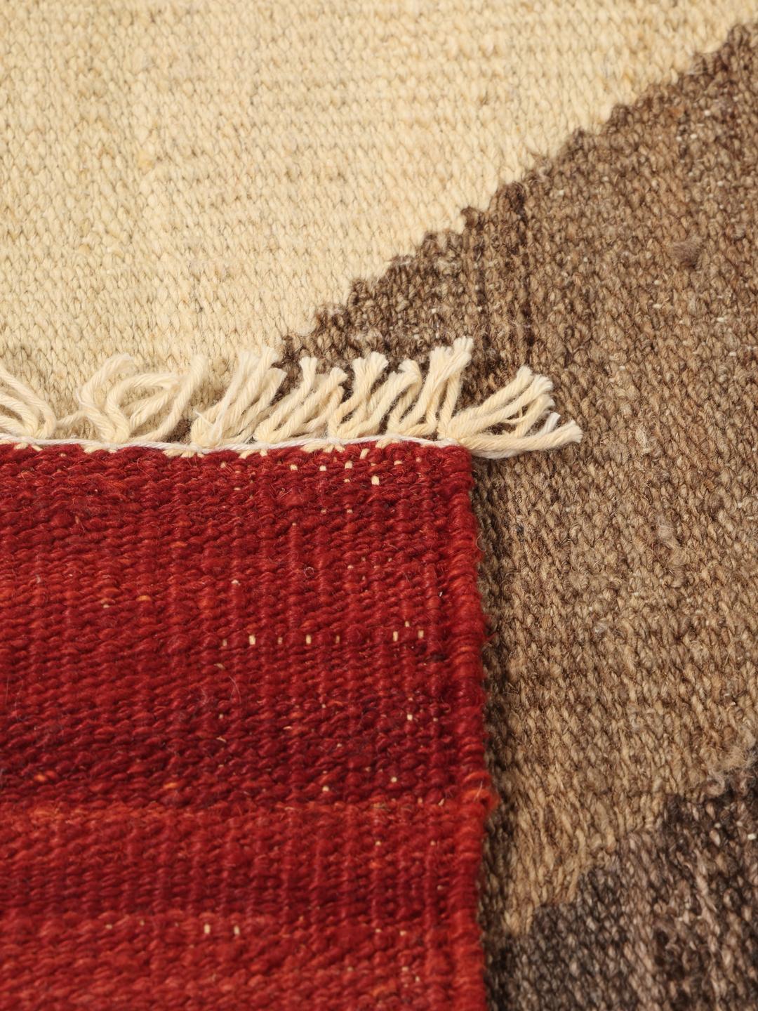 Handgeweven Afghaans Kilim-tapijt met een rood en bruin zigzagpatroon op een crèmekleurige achtergrond
