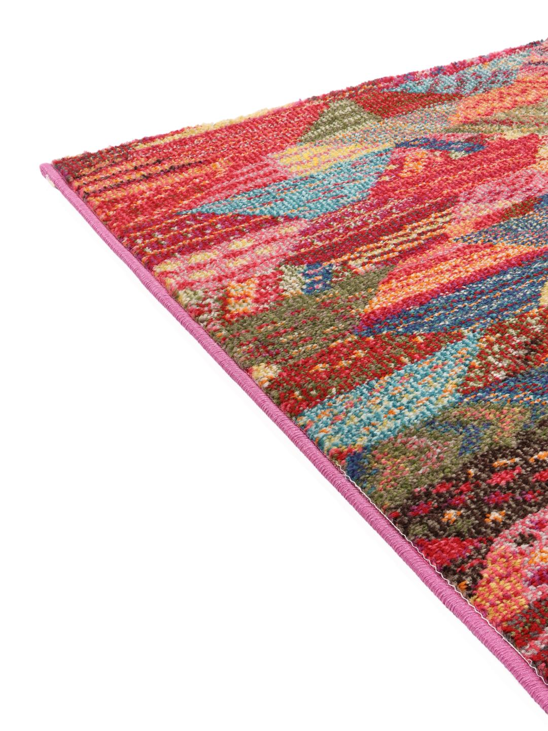 Een levendig meerkleurig tapijt met een ingewikkeld geometrisch patroon
