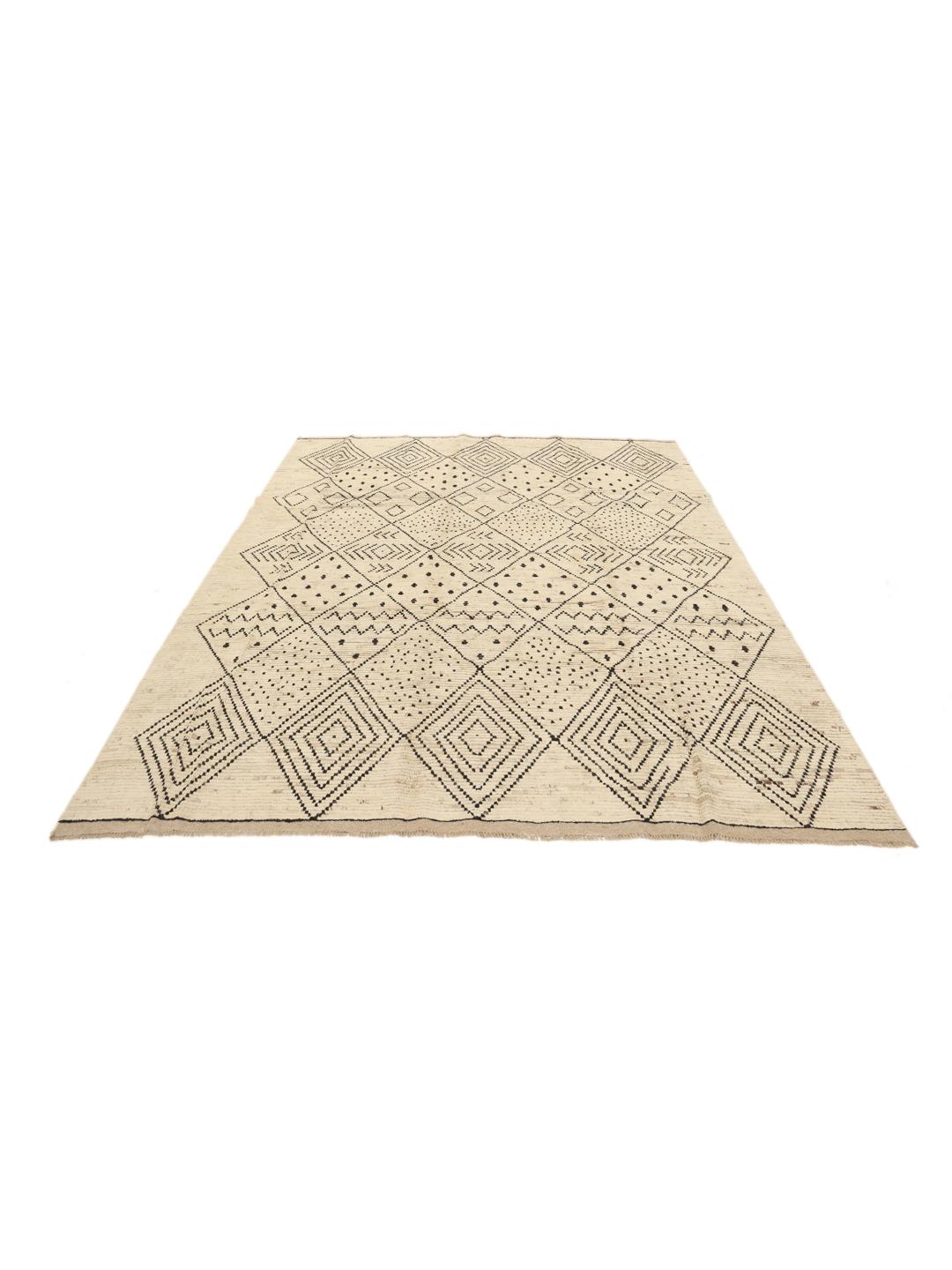 Et stort rektangulært tæppe fra Afghanistan med en beige baggrund og sorte geometriske diamantmønstre.