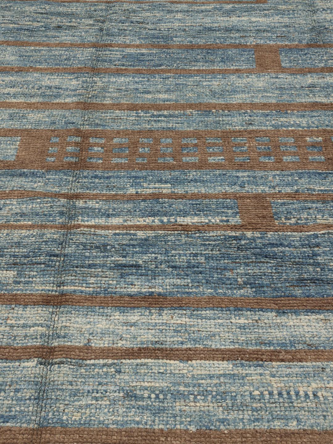 Håndknyttet afghansk tæppe med blå og brune geometriske mønstre
