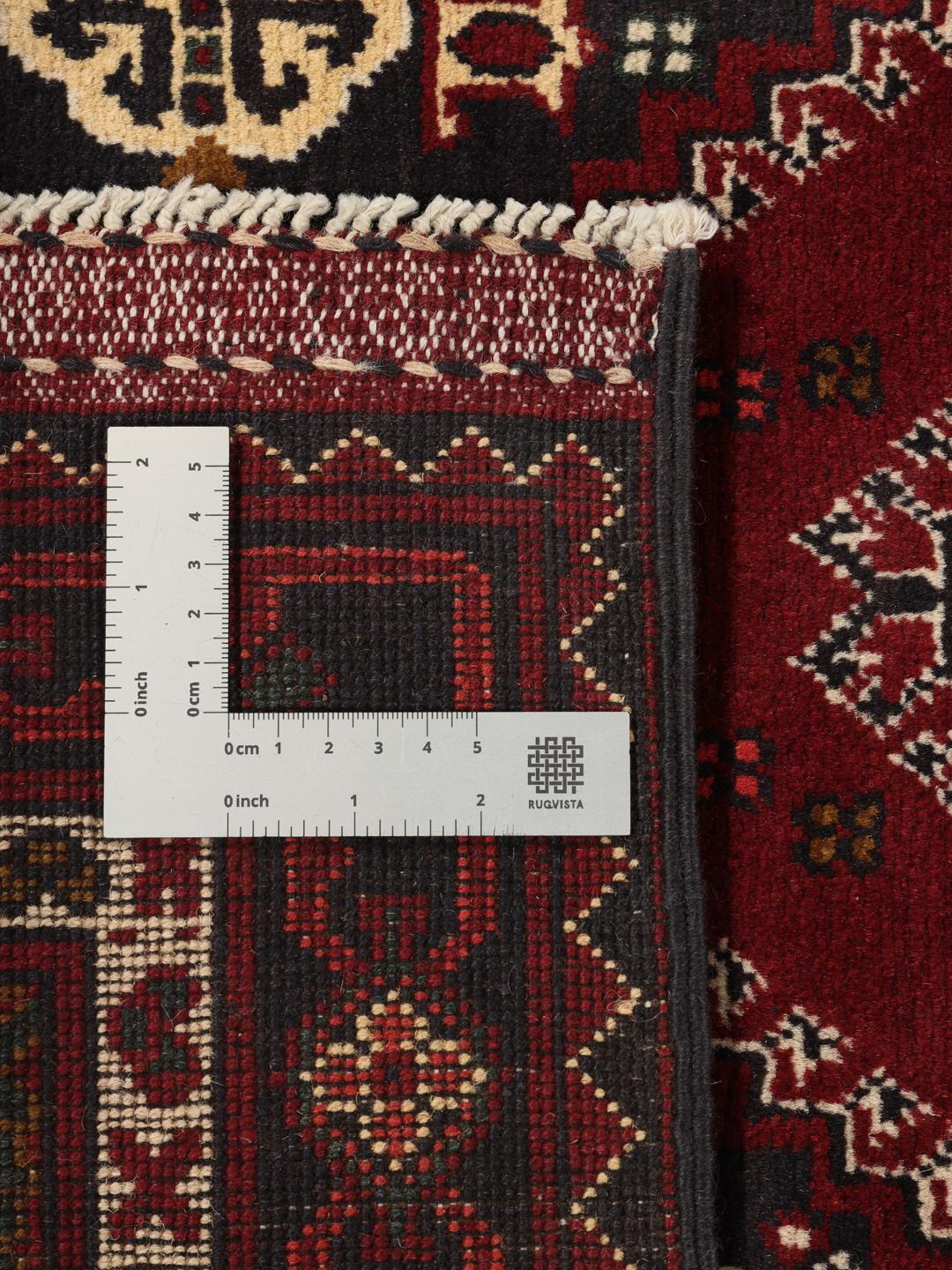 Ručně vázaný koberec Kunduz z Afghánistánu s tmavě červeným vlněným vlasem a geometrickými vzory