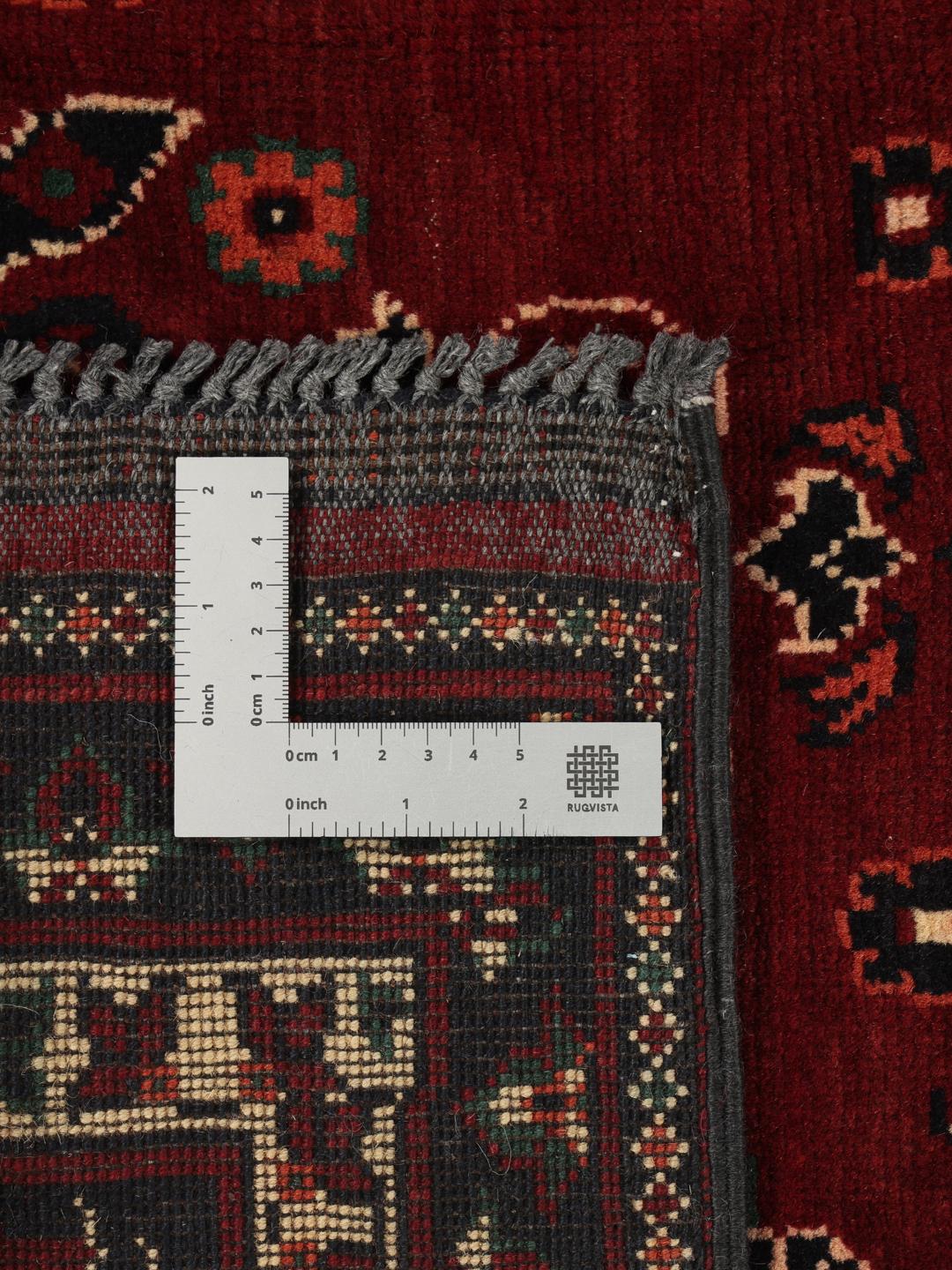 Håndknyttet afghansk Kunduz-tæppe med mørkerøde og sorte toner.
