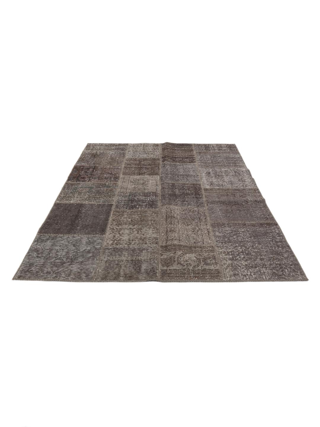 Et rektangulært patchwork-teppe fra Tyrkia i mørkegrå og svarte toner.