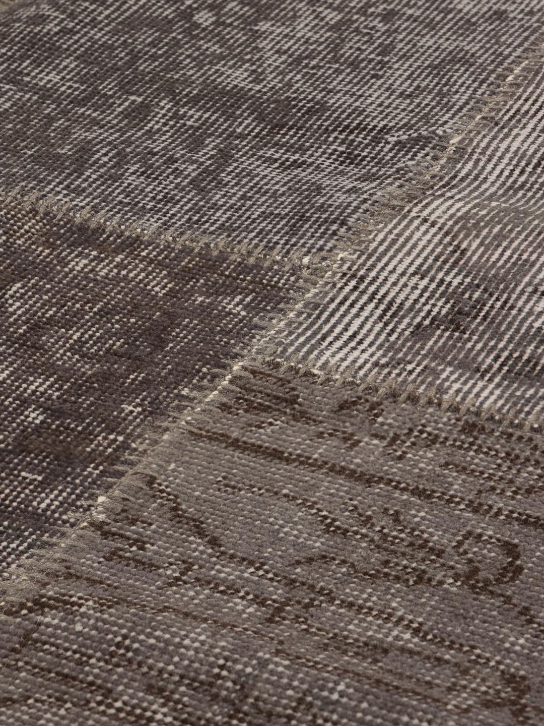 Et rektangulært patchwork-teppe fra Tyrkia i mørkegrå og svarte toner.