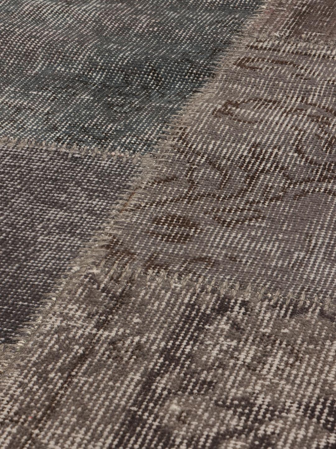 Prostokątny dywan typu patchwork z Turcji w ciemnoszarych odcieniach.
